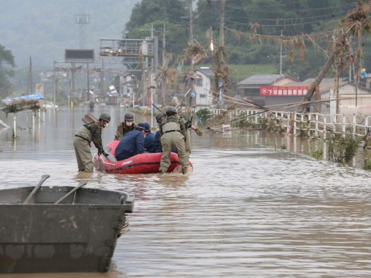 Imágenes impactantes de las labores de rescate por inundaciones en Japón