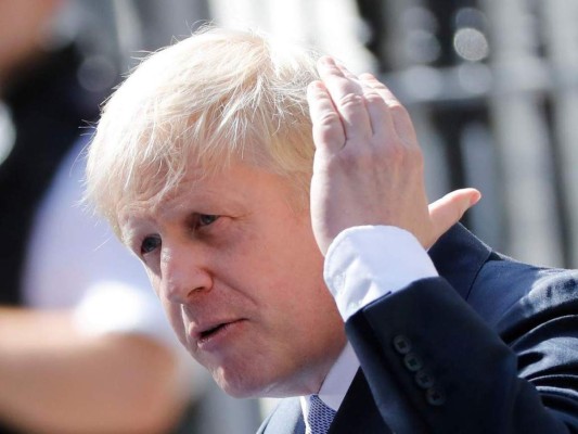 Boris Johnson sale de cuidados intensivos
