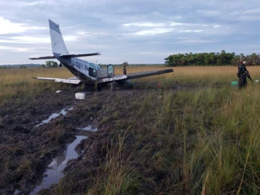 Incautan una narcoavioneta con varios fardos de droga en La Mosquitia