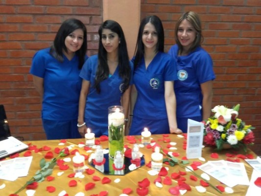 Universitarios de Química y Farmacia realizan feria de productos propios