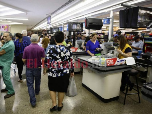 FOTOS: Carretas repletas y enormes filas, así lucen los supermercados de la capital