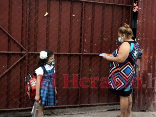 Imparten clases semipresenciales a estudiantes sin acceso a internet