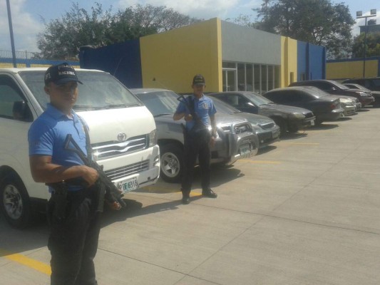 Recuperan 10 automóviles que había sido robados en la capital
