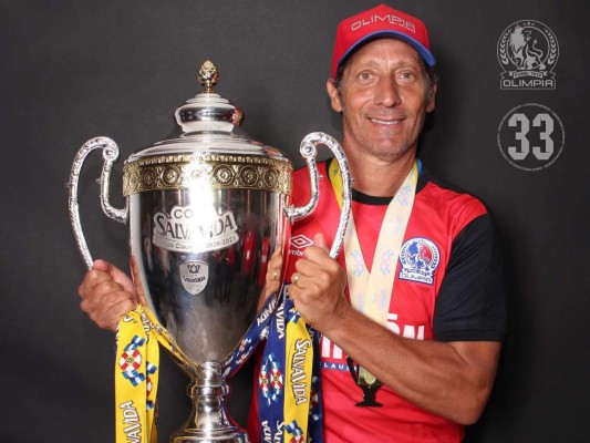 Pedro Troglio durante la final ante Motagua: 'Miré el juego con ropa de DT'