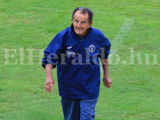 Ñelito Vega, kinesiólogo de Motagua, cumplió 80 años y pidió la Copa 14 de regalo