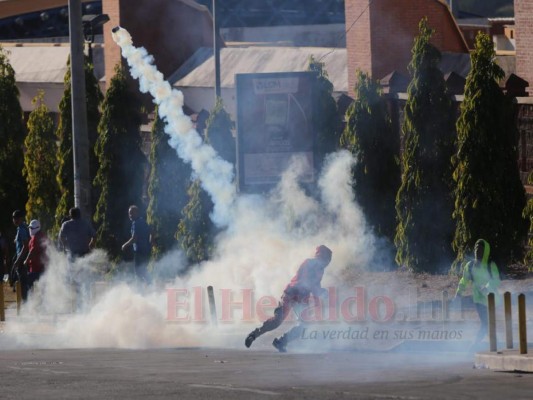 FOTOS: Piedras, palos y gases lacrimógenos en nuevos disturbios en UNAH