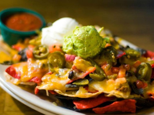 Receta fácil: Aprende a preparar una deliciosa salsa cheddar y guacamole para acompañar tus nachos