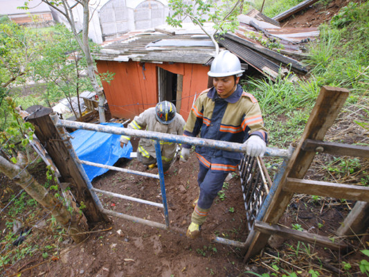 Alerta por deslizamiento en La Fraternidad tras 30 minutos de lluvia