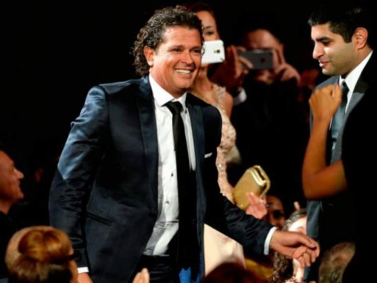 Video: Fanática le robó un beso a Carlos Vives en pleno concierto