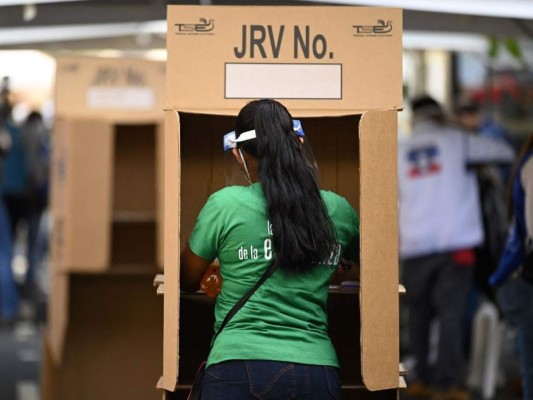 Mascarillas, empujones e irregularidades: así transcurren las elecciones en El Salvador (FOTOS)