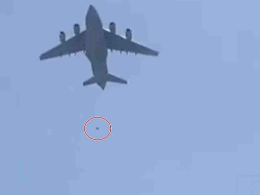 Afgano graba video colgado de un avión de EEUU que salió de Kabul&nbsp;&nbsp;