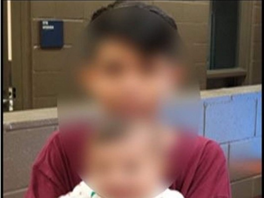 Niño hondureño intentó cruzar a EE UU con su hermano de siete meses en brazos