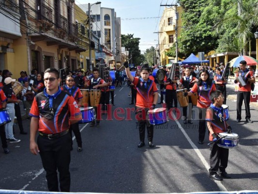 FOTOS: Coloridos desfiles protagonizaron al menos 300 escuelas en la capital