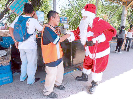 Capitalinos viven con intensidad la víspera de la Navidad