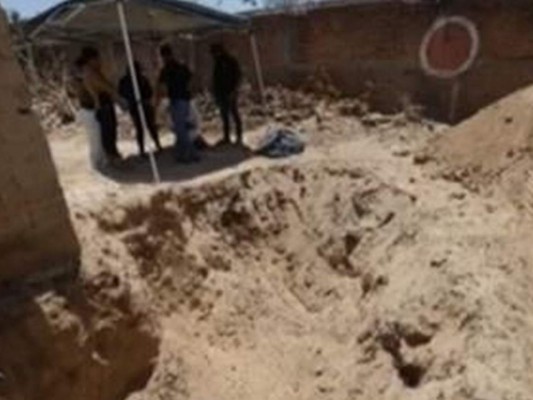 Hallan al menos 70 bolsas con restos humanos en finca de Jalisco, México