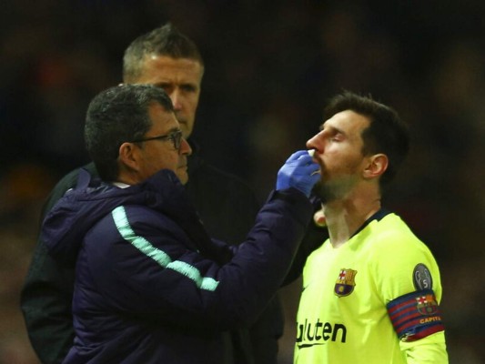 Messi del Barcelona recibe atención médica durante el partido contra Manchester United por los cuartos de final de la Liga de Campeones en el estadio Old Trafford. (Foto: AP)