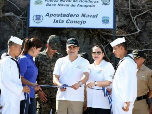 Presidente de Honduras inaugura el primer helipuerto de la isla Conejo