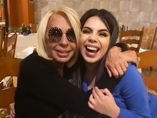 Laura Bozzo junto Lizbeth Rodríguez en un restaurante. Foto: Instagram.