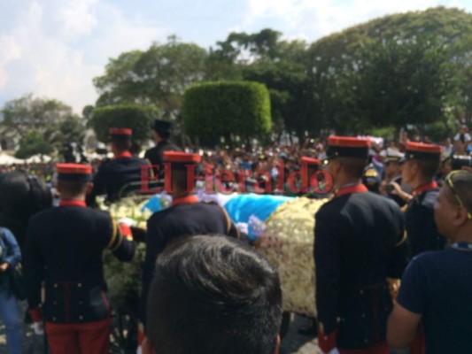 Guatemaltecos dan su adiós póstumo al expresidente Alvaro Arzú