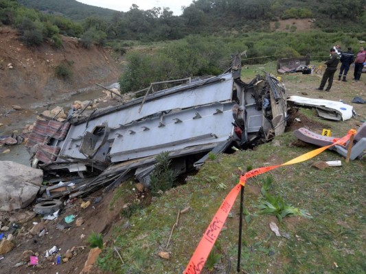 Hecho pedazos, así quedó el bus que se accidentó en Túnez y dejó 24 muertos