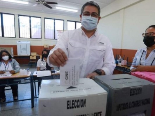 Juan Orlando Hernández antes de ejercer el sufragio: 'Estoy optimista con los resultados que dejamos'