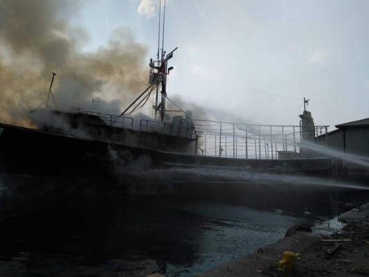 Imágenes del incendio de embarcación en Roatán que dejó dos muertos