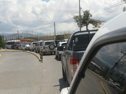 Honduras: En siete sectores de la capital se forman largas filas de vehículos