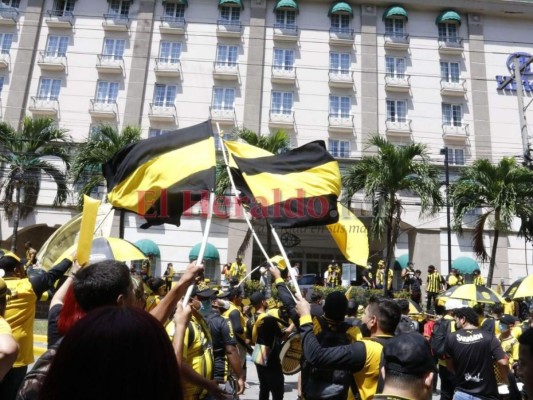 Aficionados del Real España le ponen color al clásico sampedrano (FOTOS)