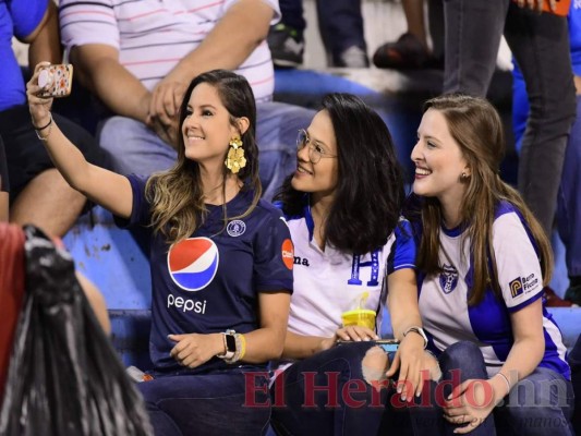 FOTOS: Bellas hondureñas presentes en el duelo Honduras vs Trinidad y Tobago