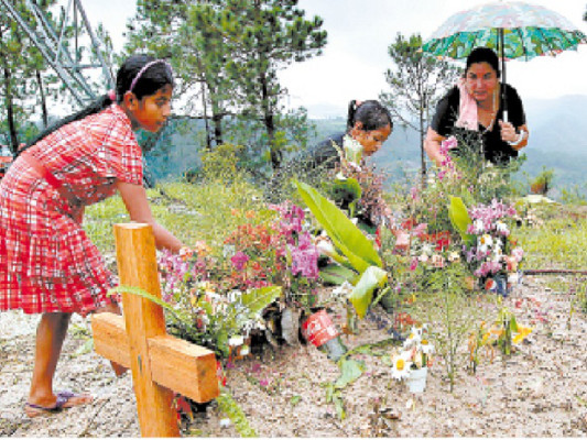 Confirman primeras dos muertes por metanol