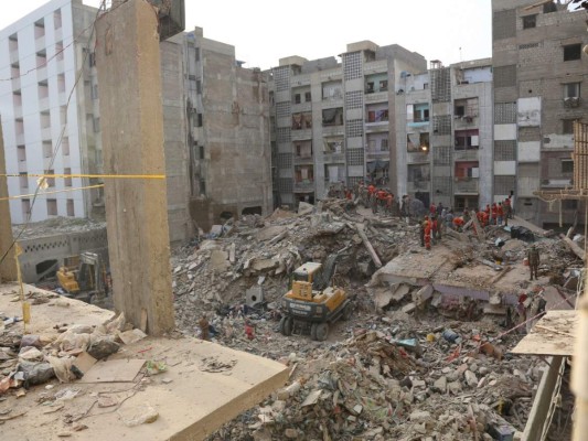 Suben a 22 los muertos en derrumbe de edificio en Pakistán