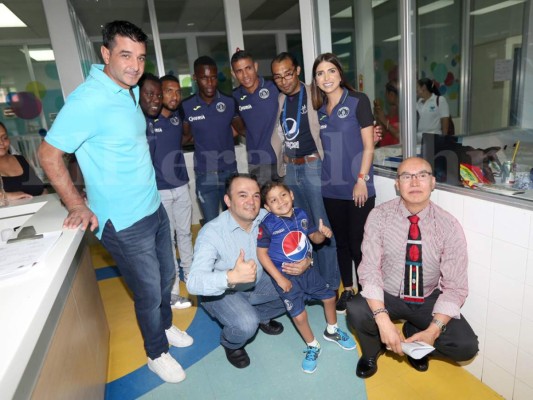 Motagua llena de alegría al pequeño José Luis Castellanos, un niño que sufre hemofilia