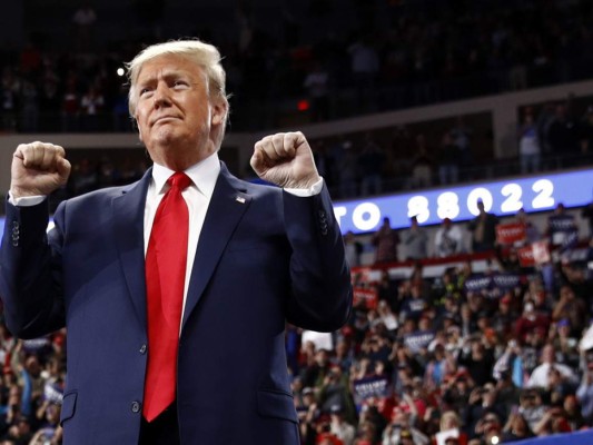 Trump se burla del proceso de juicio político en su contra