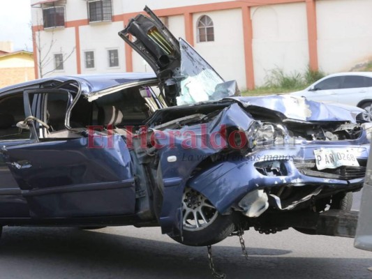 Un muerto y un herido tras colisionar vehículo contra una cisterna