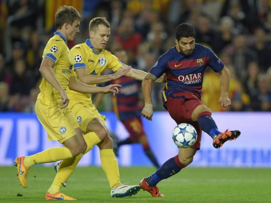 Neymar y Suárez dejan al Barcelona a un paso de los octavos (3-0)