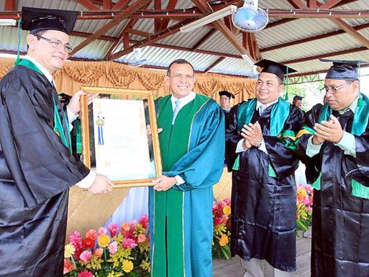 Porfirio Lobo recibe doctorado Honoris Causa en Olancho, al oriente de Honduras