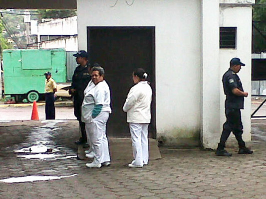 Policías liberan los portones del hospital San Felipe en Tegucigalpa