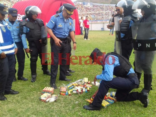 Policías decomisan pólvora dentro de una caseta del estadio Nacional