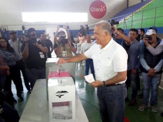 Figuras políticas acuden a las urnas a ejercer el sufragio