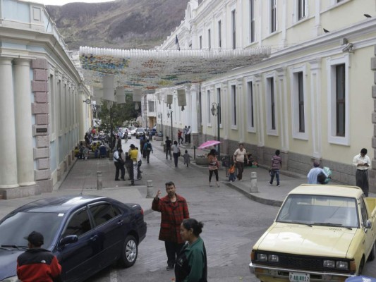 El centro histórico se prepara para la bienvenida a la época veraniega