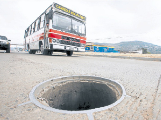 Agujero quiebracarros en colonia El Carrizal