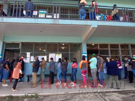 Largas filas sin distanciamiento social en centros de votación de Honduras