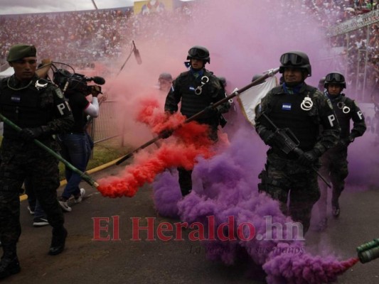 Militares hacen exhibición de poderío y disciplina en desfiles patrios