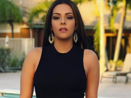 Nathalia Casco posa sin ropa interior en atrevido vestido