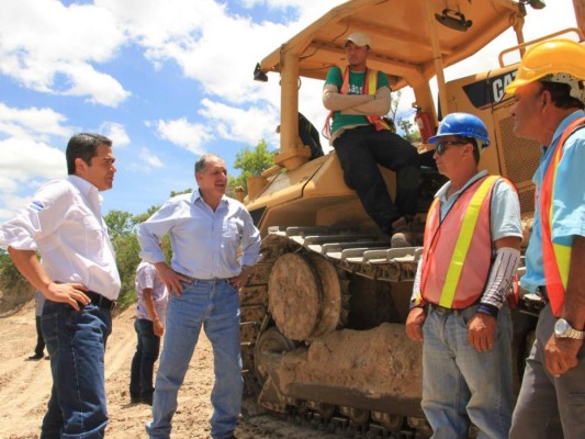 JOH y 'Tito” supervisan trabajos en la vía rápida