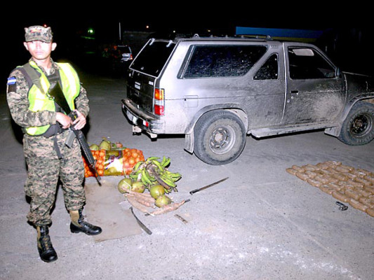Detienen a dos hombres con 115 paquetes de marihuana