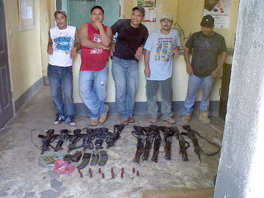 En posesión de un arsenal de guerra capturan a cinco sujetos