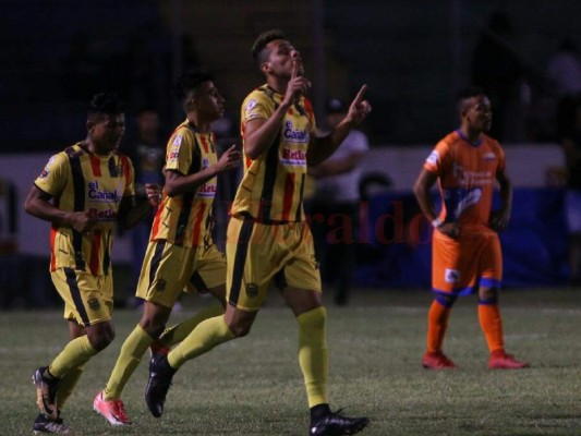 Lobos UPNFM mantiene partenidad sobre el Real España tras empatar 2-2 en el Nacional