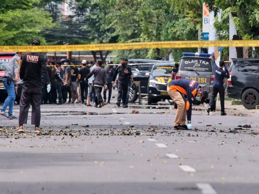 Catorce heridos en ataque suicida en una catedral indonesia