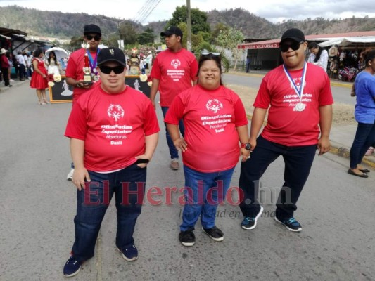 FOTOS: Las bellas palillonas y bandas que deslumbraron en desfiles de Danlí